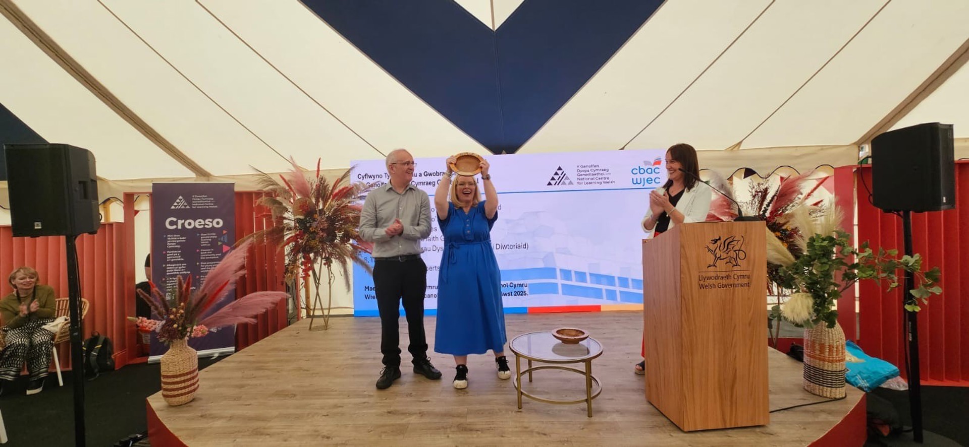 Emma Burton receives ‘Tlws y Tiwtor’ Learn Welsh tutor award